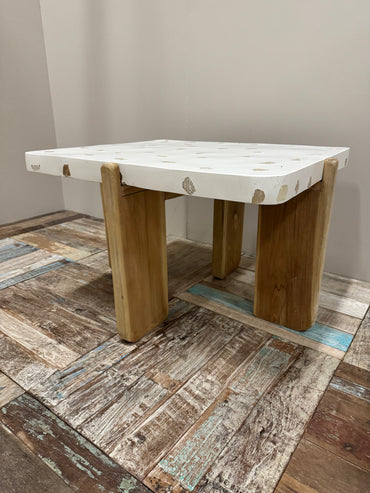 Terrazzo met teakhouten bijzettafel