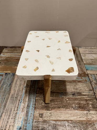 Terrazzo met teakhouten bijzettafel