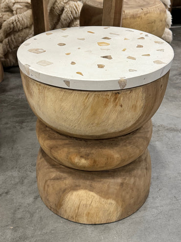 Terrazzo met teakhouten bijzettafel